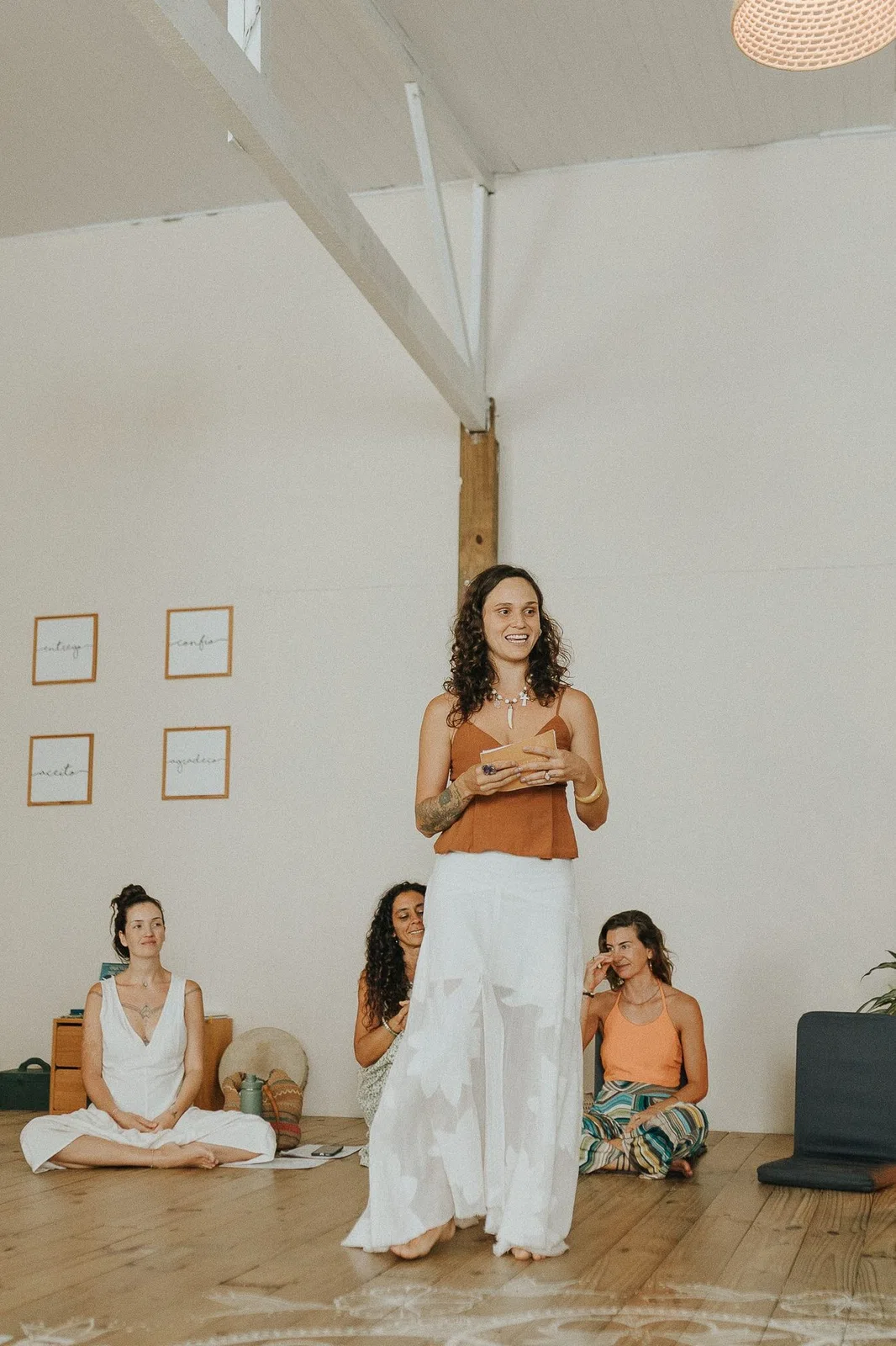 Mulher conduzindo um encontro