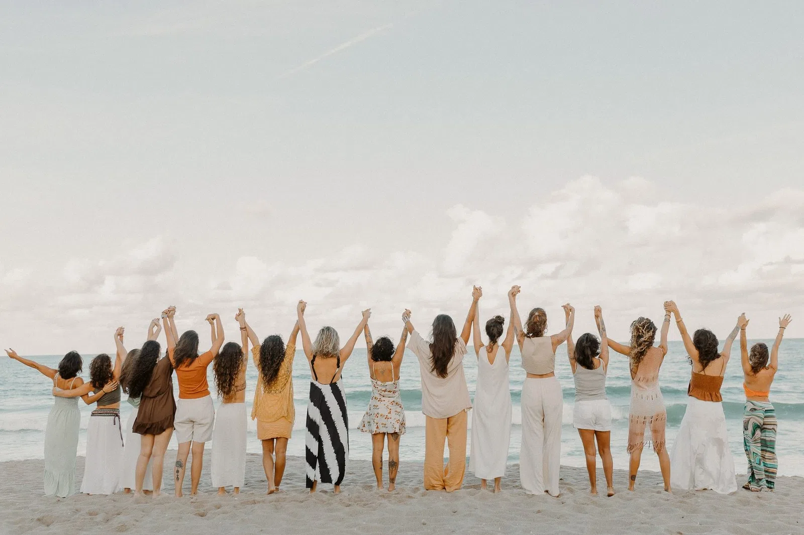 Mulheres reunidas na praia